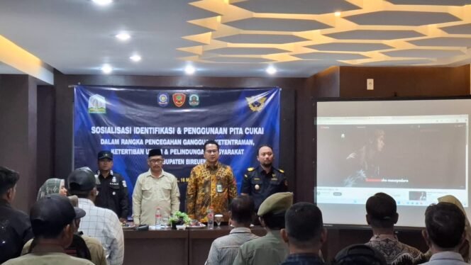 
					Kantor Wilayah Direktorat Jenderal Bea dan Cukai (DJBC) Aceh bersama Satuan Polisi Pamong Praja dan Wilayatul Hisbah (Satpol PP WH) Aceh menyelenggarakan kegiatan sosialisasi ketentuan cukai hasil tembakau di Kabupaten Bireuen, Jumat (16/5). Kegiatan ini bertujuan untuk meningkatkan pemahaman masyarakat dan aparatur pemerintah daerah terkait pentingnya pengelolaan Dana Bagi Hasil Cukai Hasil Tembakau (DBHCHT) dan pemberantasan rokok ilegal.
