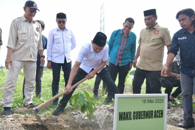 
					Wakil Gubernur Aceh, Fadhlullah, SE bersama Bupati Aceh Timur, Iskandar Usman Alfarlaky dan Kadistambun Aceh, Cut Huzaimah Melakukan Peresmian Pengembangan Kakao (Cocoa Development Center) di Birem Bayeun Kabupaten Aceh Timur, Jumat, 16/05/2025.