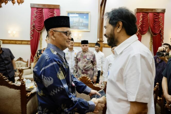 
					Gubernur Aceh Muzakir Manaf makan malam bersama Kepala Badan Penyelenggara Haji Republik Indonesia KH Mochamad Irfan Yusuf di restoran Meuligoe Gubernur Aceh, Jumat (16/5/2025). Dalam acara tersebut, turut hadir Wakil Gubernur Aceh Fadhlullah dan Plt. Sekretariat Daerah M Nasir.