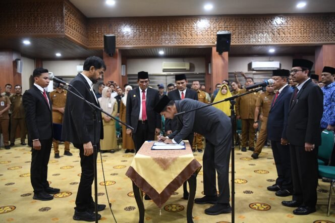 
					Gubernur Aceh, Muzakir Manaf, mengambil sumpah dan melantik pejabat pimpinan tinggi pratama (eselon II), pejabat administrator (eselon III) dan pejabat pengawas (eselon IV) dalam lingkungan Pemerintah Aceh, di Aula Serbaguna Kantor Gubernur Aceh, Senin, (19/5/2025).