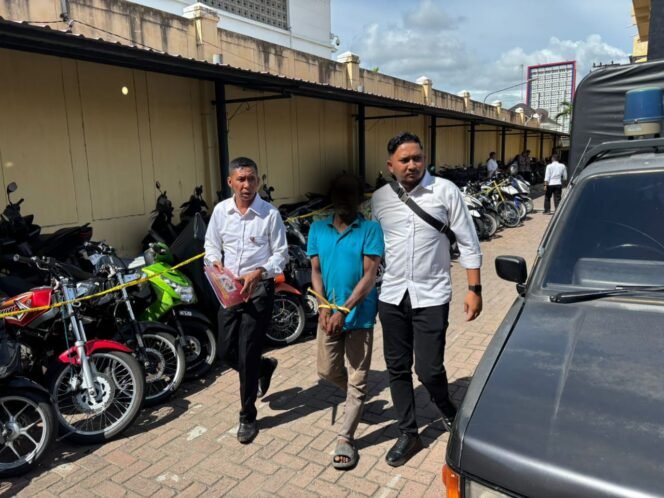 
					Seorang pria berinisial AB (55), warga Kecamatan Ulee Kareng, Banda Aceh terpaksa berurusan dengan pihak berwajib atas pemerkosaan terhadap anak kandungnya sendiri yang masih berusia 17 tahun. 
