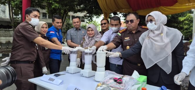 
					Kejaksaan Negeri (Kejari) Banda Aceh musnahkan barang bukti dan barang rampasan dari bulan Desember 2024 sampai Mai 2025, di halaman Kantor Kejari Banda Aceh, pada Selasa (20/05/2025).
