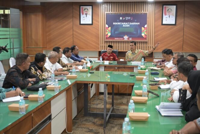 
					Pelaksana Tugas Sekretaris Daerah (Plt Sekda) Aceh, M. Nasir, menerima audiensi dari Panitia Besar Pekan Olahraga Aceh (PORA) XV Tahun 2026 Kabupaten Aceh Jaya yang dipimpin langsung oleh Bupati Aceh Jaya, Safwandi. Pertemuan berlangsung di ruang rapat Sekda Aceh, Kamis, 22 Mei 2025.