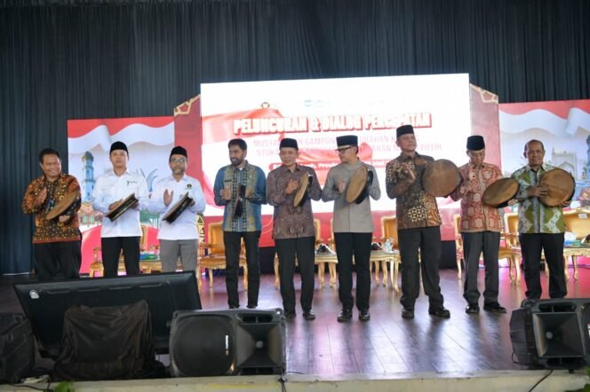 
					Gubernur Aceh, Muzakir Manaf menghadiri peluncuran dan dialog percepatan musyawarah desa khusus (Musdesus) dan Pembentukan Koperasi Desa/Koperasi Merah Putih, yang dihadiri Wakil Menteri Koperasi RI Ferry Juliantono dan Wakil Menteri Dalam Negeri RI Bima Arya, di Balee Meuseraya Aceh Banda Aceh, Kamis 22/05.