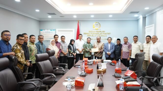 
					Wakil Ketua DPR RI Ali Basrah didampingi Tim Perumus Revisi UUPA saat serahkan draft final revision UUPA ke BK Setjen DPR RI, Jumat (23/5/2025). FOTO : HUMAS DPR Aceh