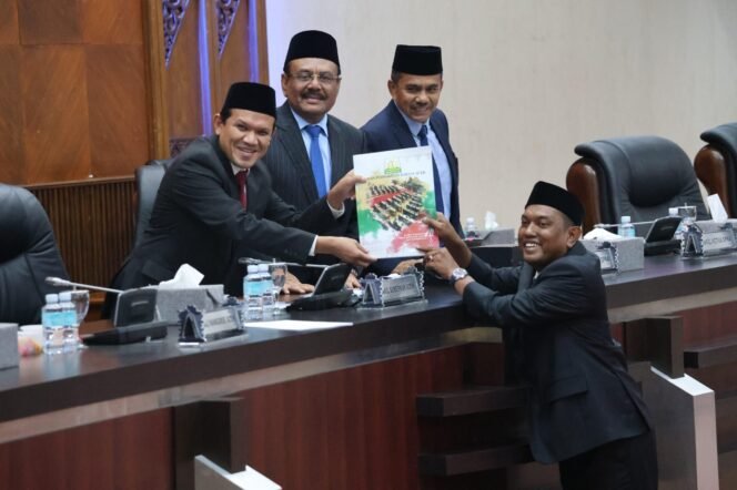 
					Wakil Gubernur Aceh Fadhlullah, SE, didampingi Plt Sekda Aceh, M. Nasir S.IP, MPA, dan SKPA terkait menghadiri Rapat Paripurna DPRA dengan agenda penyampaian rekomendasi DPRA terhadap LKPJ Gubernur Aceh tahun 2024 di Gedung Utama DPRA, Senin, 26/5/2025