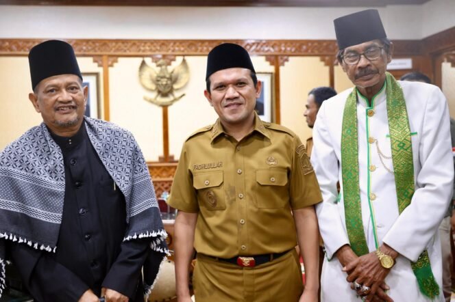 
					Wakil Gubernur Aceh Fadhlullah, SE, menerima dan Dipeusijuek sejumlah ulama jelang keberangkatannya ke Tanah Suci Mekkah untuk menunaikan ibadah haji, di ruang kerja Wakil Gubernur Aceh, Selasa, 27/5/2025