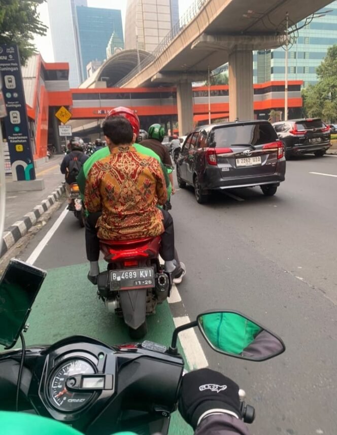 
					Dek Fard memilih menumpangi ojek online untuk memastikan dirinya tiba tepat waktu dalam pertemuan penting dengan Menteri Koordinator Hukum dan HAM, Yusril Ihza Mahendra dan Mentri Hukum Supratman Andi Aqtas, Rabu,(28/05/25) kemarin.
