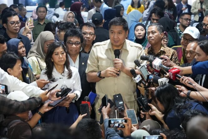 
					Menteri Perumahan dan Kawasan Permukiman (PKP) Maruarar Sirait dan Menteri Komunikasi dan Digital (Menkomdigi) saat menemui awak media seusai kegiatan