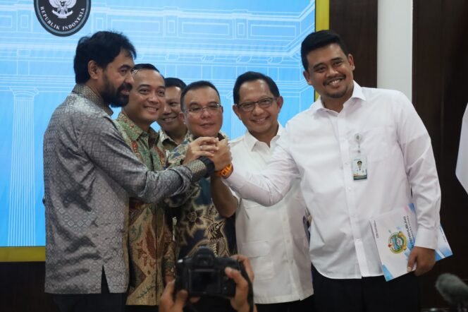
					
Gubernur Aceh Muzakir Manaf, saat memberikan keterangan pers dan ucapan terima kasih pada konferensi pers penyelesaiaan permasalahan empat pulau di perbatasan Prov. Aceh dan Sumut bersama Mendagri Tito Karnavian,
Mensesneg Prasetyo Hadi, Wakil Ketua DPR Sufmi Dasco Ahmad, dan Gubernur Sumut Bobby Nasution, di Kantor Istana Kepresidenan, Jakarta, Selasa (17/6/2025). [Dok: Tangkapan Layar Youtube Sekretariat Presiden].