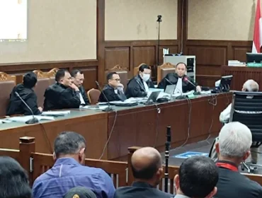 JPU KPK saat menampilkan bukti percakapan Hasto Kristiyanto dengan Saeful Bahri terkait uang suap di Pengadilan Negeri Jakarta Pusat, Kamis, 12 Juni 2025/RMOL