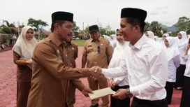 Wakil Bupati Aceh Besar Drs Syukri A Jalil serahkan SK pengangkatan 88 Calon Pegawai Negeri Sipil (CPNS) di halaman kantor Bupati Aceh Besar, Kota Jantho, Selasa (03/06/2025).
FOTO/MC ACEH BESAR