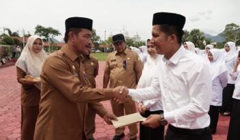 Wakil Bupati Aceh Besar Drs Syukri A Jalil serahkan SK pengangkatan 88 Calon Pegawai Negeri Sipil (CPNS) di halaman kantor Bupati Aceh Besar, Kota Jantho, Selasa (03/06/2025).
FOTO/MC ACEH BESAR