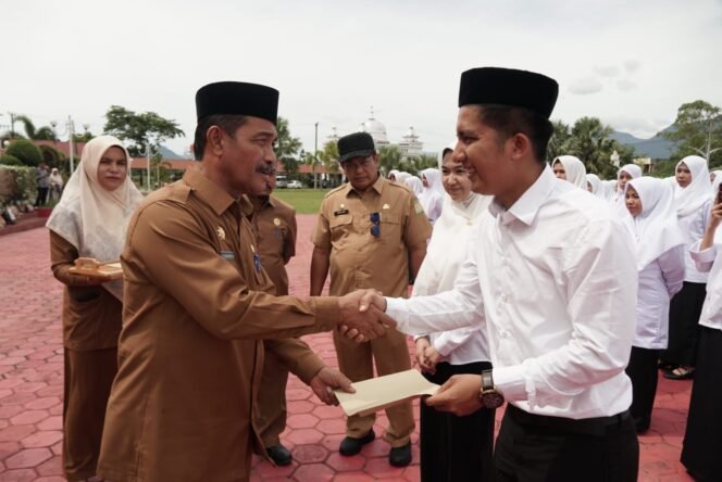 
					Wakil Bupati Aceh Besar Drs Syukri A Jalil serahkan SK pengangkatan 88 Calon Pegawai Negeri Sipil (CPNS) di halaman kantor Bupati Aceh Besar, Kota Jantho, Selasa (03/06/2025).
FOTO/MC ACEH BESAR