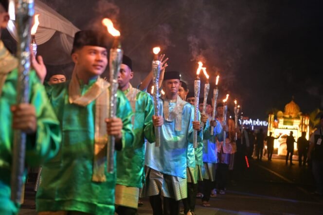
					Gubernur Aceh, yang diwakili Asisten Administrasi Umum Sekda Aceh, Drs. Muhammad Diwarsyah, M. Si melakukan pemukulan beduk sekaligus melepas musabaqah  pawai Takbiran Idul Adha 1446H/2025M di Halaman Masjid Raya Baiturrahman, Banda Aceh, Kamis Malam, 05/06/2025