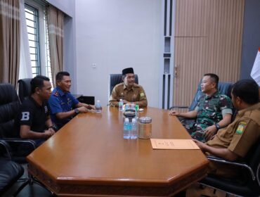 Wakil Bupati Aceh Besar Drs H Syukri A Jalil menerima Silaturahmi Komandan Batalyon Infantri (Danyonif) 117/ Ksatria Yudha (KY) Letkol Inf S Kembaren SE MIP, didampingi Kepala Seksi Intelijen (Kasi Intel) Letda Inf Bulyamin, di Kantor Bupati Aceh Besar, Kota Jantho, Selasa (10/6/2025). FOTO/PROKOPIM PEMKAB ACEH BESAR