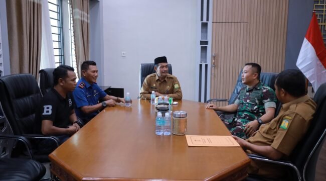 Wakil Bupati Aceh Besar Drs H Syukri A Jalil menerima Silaturahmi Komandan Batalyon Infantri (Danyonif) 117/ Ksatria Yudha (KY) Letkol Inf S Kembaren SE MIP, didampingi Kepala Seksi Intelijen (Kasi Intel) Letda Inf Bulyamin, di Kantor Bupati Aceh Besar, Kota Jantho, Selasa (10/6/2025). FOTO/PROKOPIM PEMKAB ACEH BESAR