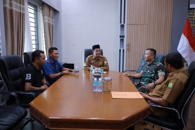 
					Wakil Bupati Aceh Besar Drs H Syukri A Jalil menerima Silaturahmi Komandan Batalyon Infantri (Danyonif) 117/ Ksatria Yudha (KY) Letkol Inf S Kembaren SE MIP, didampingi Kepala Seksi Intelijen (Kasi Intel) Letda Inf Bulyamin, di Kantor Bupati Aceh Besar, Kota Jantho, Selasa (10/6/2025). FOTO/PROKOPIM PEMKAB ACEH BESAR