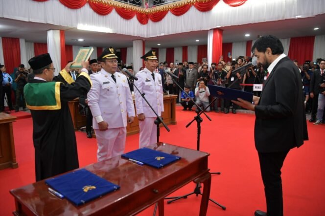 
					Gubernur Aceh, Muzakir Manaf mengambil sumpah jabatan dan melantik Zulkifli H. Adam sebagai Walikota dan  Drs. H. Suradji Junus sebagai Wakil Walikota Sabang Periode 2025-2030 pada Rapat Paripurna DPRK Sabang, di kantor DPRK Sabang, Sabtu, 14/06/2025.