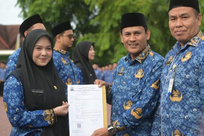 
					Banda Aceh - Asisten II Sekda Aceh, Zulkifli, mewakili Gubernur Aceh, menyerahkan Surat Keputusan (SK) Gubernur tentang Pengangkatan 618 Calon Aparatur Sipil Negara (CASN) Pemerintah Aceh Tahun 2024. Penyerahan SK dilakukan dalam sebuah upacara yang berlangsung di Halaman Kantor Gubernur Aceh, Selasa 17 Juni 2025.