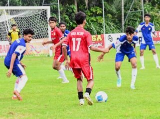 Pemain Pra PORA Aceh Besar (kaos biru) mencoba saling merebut bola dari pemain Pra PORA Banda Aceh dalam laga uji coba di Lapangan Bola Amla, Kecamatan Ingin Jaya, Aceh Besar, Sabtu (21/06/2025) sore. FOTO/MC ACEH BESAR