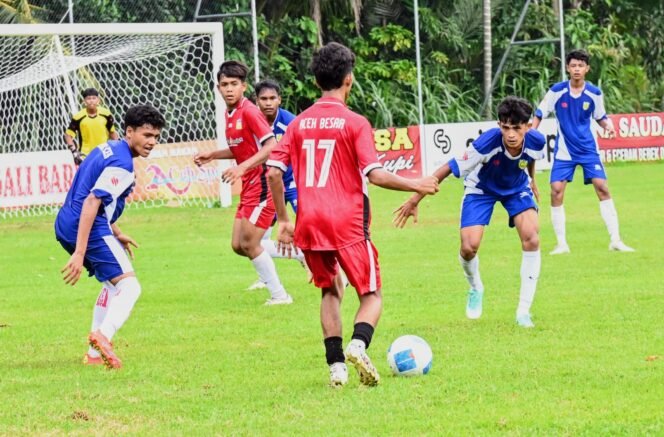 
					Pemain Pra PORA Aceh Besar (kaos biru) mencoba saling merebut bola dari pemain Pra PORA Banda Aceh dalam laga uji coba di Lapangan Bola Amla, Kecamatan Ingin Jaya, Aceh Besar, Sabtu (21/06/2025) sore. FOTO/MC ACEH BESAR