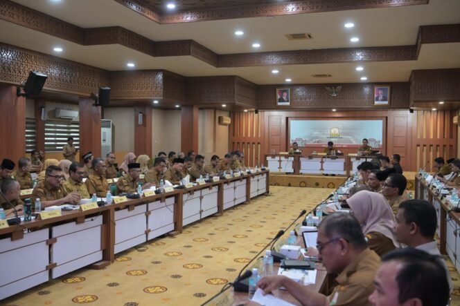 
					Gubernur Mualem Pimpin Rapim, Dorong Percepatan Realisasi APBA 2025