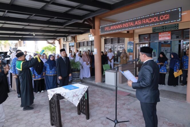 
					Bupati Aceh Besar Muharram Idris melantik dr. Bunaiya Putra MKM sebagai Direktur Rumah Sakit Umum Daerah (RSUD) Aceh Besar, di Teras RSUD setempat, Indrapuri, Senin (02/06/2025).
FOTO/PROKOPIM ACEH BESAR