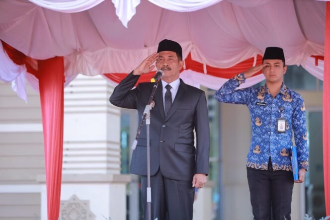 
					Wakil Bupati Aceh Besar Drs H Syukri bertindak selaku Inspektur Upacara Hari Lahir Pancasila Tahun 2025 di halaman Kantor Bupati Aceh Besar, Kota Jantho, Senin (2/6/2025).
FOTO/ MC ACEH BESAR