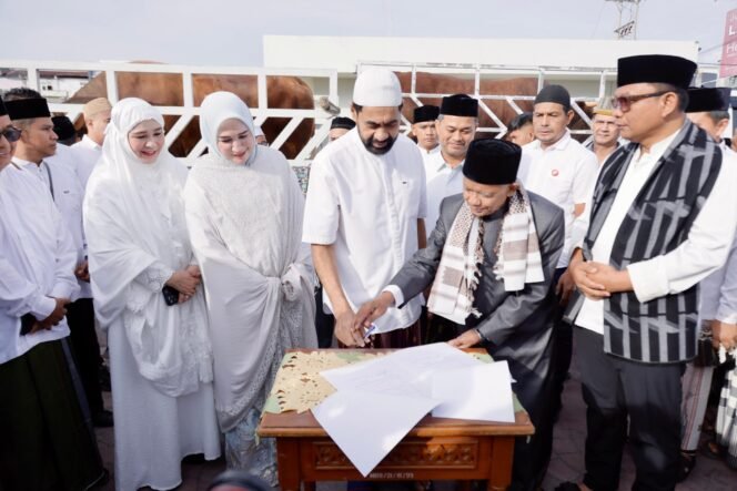 
					Gubernur Aceh Muzakir Manaf melakukan  Serah Terima Hewan Qurban Kepada Imam Besar Masjid Raya Baiturrahman di Halaman Parkir VVIP Masjid Raya Baiturrahman, Jumat ,6/6/2025