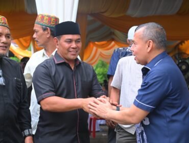 Bupati Aceh Besar Muharram Idris menyambut tamu saat open house dirumah pribadinya di Gampong Ajuen Lam Hasan, Kecamatan Peukan Bada, Minggu (5/8/2025). FOTO/MC ACEH BESAR