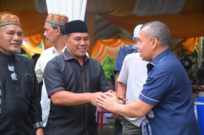 
					Bupati Aceh Besar Muharram Idris menyambut tamu saat open house dirumah pribadinya di Gampong Ajuen Lam Hasan, Kecamatan Peukan Bada, Minggu (5/8/2025). FOTO/MC ACEH BESAR