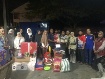 Kepala Dinas Sosial Kabupaten Aceh Besar, yang diwakili oleh Staf Bidang Perlindungan dan Jaminan Sosial, Sofiatuddin, SE, bersama tim Tagana dan TKSK Kecamatan Mesjid Raya, menyerahkan bantuan masa panik kepada korban kebakaran di lokasi kejadian, Gampong Neuheun Peukan, Kecamatan Mesjid Raya. Kebakaran tersebut terjadi pada Minggu (8/6/2025). FOTO/DINAS SOSIAL ACEH BESAR