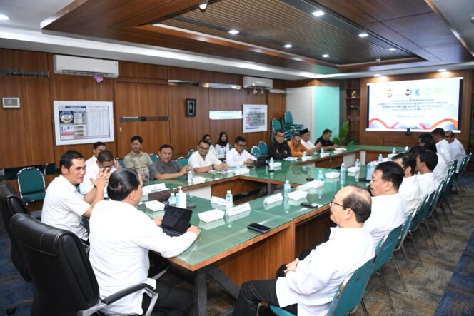 
					Plt. Sekretaris Daerah Aceh, M. Nasir SIP, MPA menerima kunjungan Deputi bidang koordinasi HAM, Imigrasi dan pemasyarakatan, Membahas terkait sinkronisasi dan koordinasi kementrian koordinator KUMHAM IMIPAS dan kementrian HAM dengan Pemerintah Aceh di ruang rapat Sekda Aceh, Rabu, 11-06-2025,