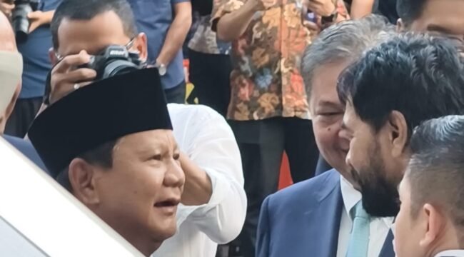 Gubernur Aceh Muzakir Manaf berbincang singkat dengan Presiden  RI Prabowo Subianto di sela sela menghadiri pertemuan   International Conference on Infrastructure (ICI) di JCC Senayan Jakarta, Kamis , 12 Juni 2025.