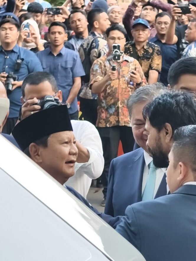 
					Gubernur Aceh Muzakir Manaf berbincang singkat dengan Presiden  RI Prabowo Subianto di sela sela menghadiri pertemuan   International Conference on Infrastructure (ICI) di JCC Senayan Jakarta, Kamis , 12 Juni 2025.