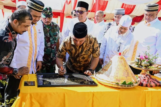 
					Bupati Aceh Besar, H Syech Muharram Idris melakukan penandatangan prasasti Pembangunan Masjid Nuur AR Radhiyyah RSU Putri Bidadari Aceh di Gampong Lamreung, Kecamatan Darul Imarah, Aceh Besar, Jumat (13/06/2025). FOTO/MC ACEH BESAR