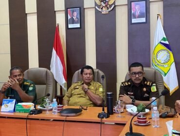 Plt. Sekda Aceh Besar Bahrul Jamil S.Sos M.Si mengikuti Rakor Pengendalian Inflasi Daerah secara virtual dengan Kemendagri di Kantor Bupati Aceh Besar, Kota Jantho, Senin (16/06/2025). FOTO/PROKOPIM ACEH BESAR