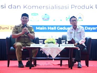 Bupati Aceh Besar Muharram Idris menjadi pemateri pada pembekalan KKN Mahasiswa USK periode XXVI di Hall Gedung AAC Prof. Dayan Dawood, Banda Aceh, Senin (16/6/2025). FOTO/MC ACEH BESAR
