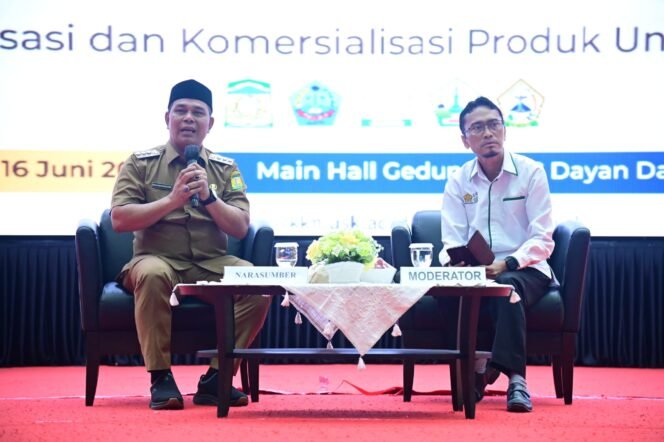 
					Bupati Aceh Besar Muharram Idris menjadi pemateri pada pembekalan KKN Mahasiswa USK periode XXVI di Hall Gedung AAC Prof. Dayan Dawood, Banda Aceh, Senin (16/6/2025). FOTO/MC ACEH BESAR