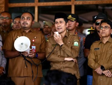 Kepala Biro Pemerintahan Dan Otonomi Daerah, Drs. SYAKIR, M.Si., didampingi Kepala Biro Adpim Setda Aceh, Akkar Arafat S.Stp, M.Si, menerima massa aksi dari Gerakan Aceh Melawan (GAM) yang menuntut dikembalikan 4 pulau ke Aceh serta menolak 4 Batalyon TNI baru di Aceh, di Halaman Kantor Gubernur Aceh, Senin, 16/6/2025