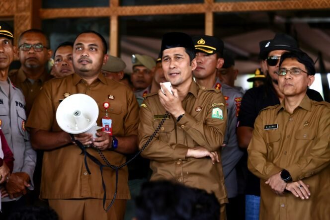
					Kepala Biro Pemerintahan Dan Otonomi Daerah, Drs. SYAKIR, M.Si., didampingi Kepala Biro Adpim Setda Aceh, Akkar Arafat S.Stp, M.Si, menerima massa aksi dari Gerakan Aceh Melawan (GAM) yang menuntut dikembalikan 4 pulau ke Aceh serta menolak 4 Batalyon TNI baru di Aceh, di Halaman Kantor Gubernur Aceh, Senin, 16/6/2025