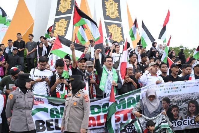 
					Ketua DPRK Banda Aceh Ikut Sampaikan Orasi Ditengah Ribuan Massa Aksi Bela Palestina