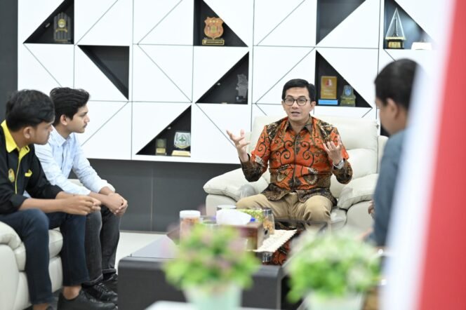 
					Audiensi dengan IKAMBA di Ruang Kerja Ketua DPRK Banda Aceh. Selasa, (24/06/2025). Dok Humas DPRK Banda Aceh/ Riza Azhari