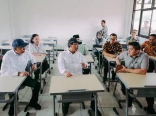 Sekretaris Kabinet (Seskab) Teddy Indra Wijaya; Menteri Sosial Saifullah Yusuf (tengah), dan Wakil Menteri Sosial Agus Jabo meninjau kesiapan Sentra Terpadu Pangudi Luhur (STPL) Bekasi yang akan menjadi salah satu lokasi berdirinya Sekolah Rakyat, pada Sabtu (8/3/2025). (Dok.Kemensos)