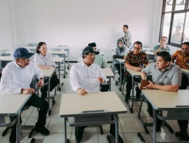 Sekretaris Kabinet (Seskab) Teddy Indra Wijaya; Menteri Sosial Saifullah Yusuf (tengah), dan Wakil Menteri Sosial Agus Jabo meninjau kesiapan Sentra Terpadu Pangudi Luhur (STPL) Bekasi yang akan menjadi salah satu lokasi berdirinya Sekolah Rakyat, pada Sabtu (8/3/2025). (Dok.Kemensos)