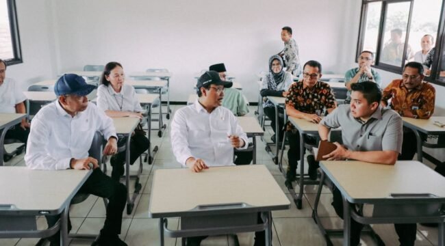 Sekretaris Kabinet (Seskab) Teddy Indra Wijaya; Menteri Sosial Saifullah Yusuf (tengah), dan Wakil Menteri Sosial Agus Jabo meninjau kesiapan Sentra Terpadu Pangudi Luhur (STPL) Bekasi yang akan menjadi salah satu lokasi berdirinya Sekolah Rakyat, pada Sabtu (8/3/2025). (Dok.Kemensos)