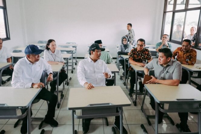 
					Sekretaris Kabinet (Seskab) Teddy Indra Wijaya; Menteri Sosial Saifullah Yusuf (tengah), dan Wakil Menteri Sosial Agus Jabo meninjau kesiapan Sentra Terpadu Pangudi Luhur (STPL) Bekasi yang akan menjadi salah satu lokasi berdirinya Sekolah Rakyat, pada Sabtu (8/3/2025). (Dok.Kemensos)