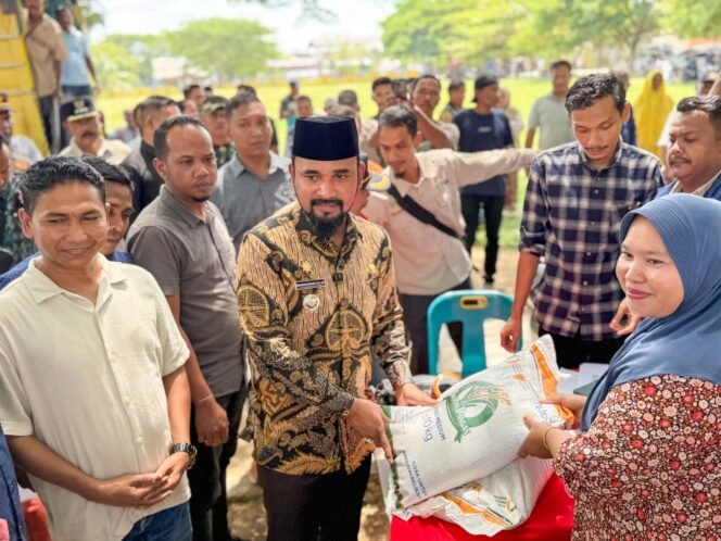 
					Bupati Al- Farlaky Launching Bantuan Pangan Beras: 43.481 KK Terima Jatah 20 Kg