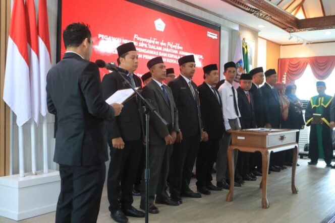 
					Sayuti Abubakar Lantik Pejabat Administrator, Pengawas, dan Kepala Sekolah